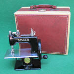 Black Singer Model 20 - 10 TSM / Toy Sewing Machine w/ Carry Case