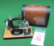 Singer Model 20 TSM / Toy Sewing Machine 1980's Turkey Model w/ Box