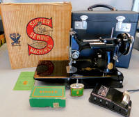 1935 Black Singer Featherweight 221 Sewing Machine (AD944667) with ORIGINAL SINGER BOX