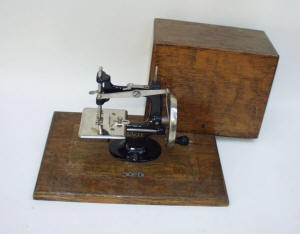 1st Model 4 Spoke Singer Model 20 TSM / Toy Sewing Machine
