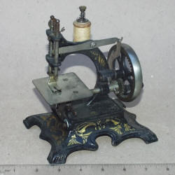 Muller Model 10 Cast Iron Toy Sewing Machine / TSM