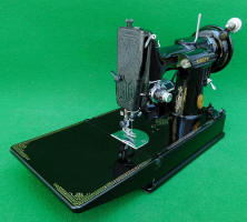 1941 Black Singer Featherweight BLACKSIDE 221 Sewing Machine (AG017397)