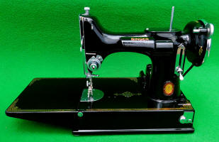 1933 Black Singer Featherweight 221 "CHICAGO CENTURY OF PROGRESS" Sewing Machine (AD545373)
