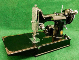 1939 Black Singer Featherweight 221 SAN FRANCISCO GOLDEN GATE EXPOSITION Sewing Machine (AF377783)